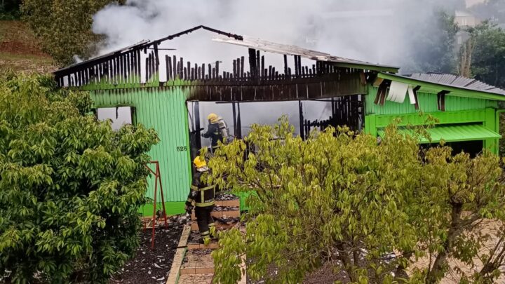 Incêndio destrói residência em Modelo; ninguém ficou ferido