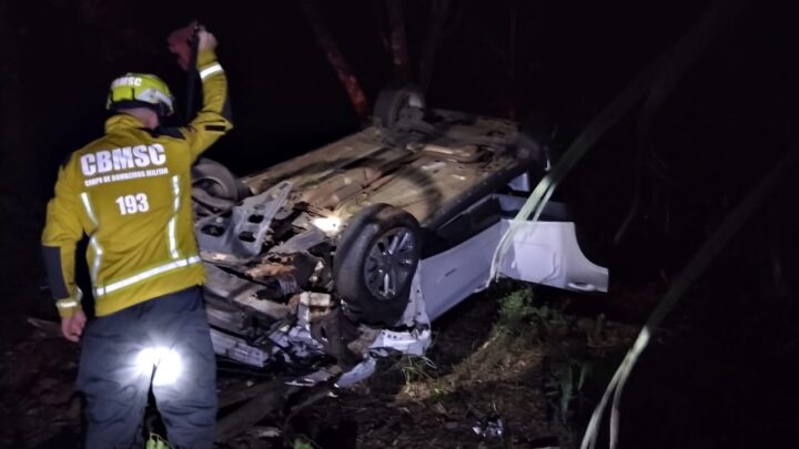 Motorista fica ferido após capotamento na SC-283 em Águas de Chapecó