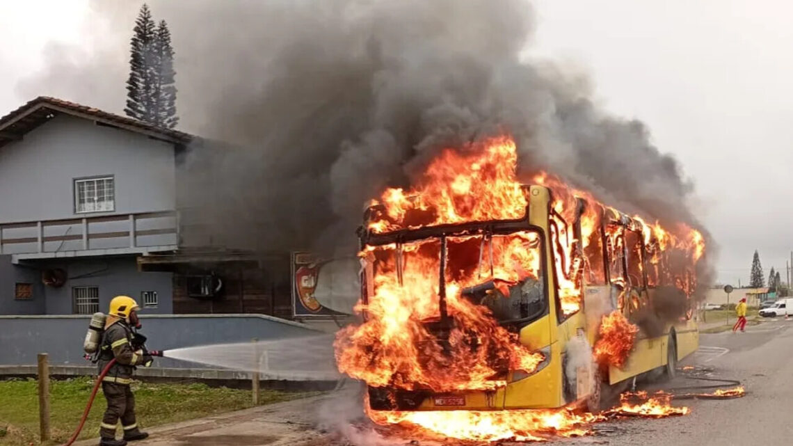 Incêndio em ônibus assusta moradores em praia de SC Incêndio em ônibus assusta moradores em praia de SC