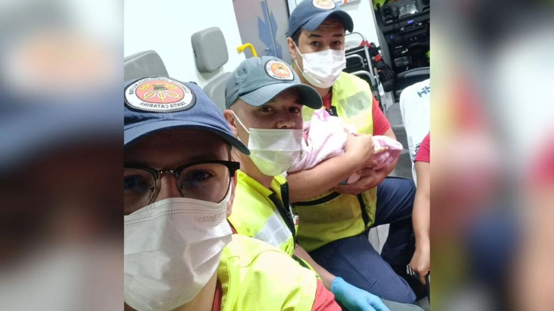 Mãe dá a luz em casa e bombeiros auxiliam parto de emergência em Chapecó Mãe dá a luz em casa e bombeiros auxiliam parto de emergência em Chapecó