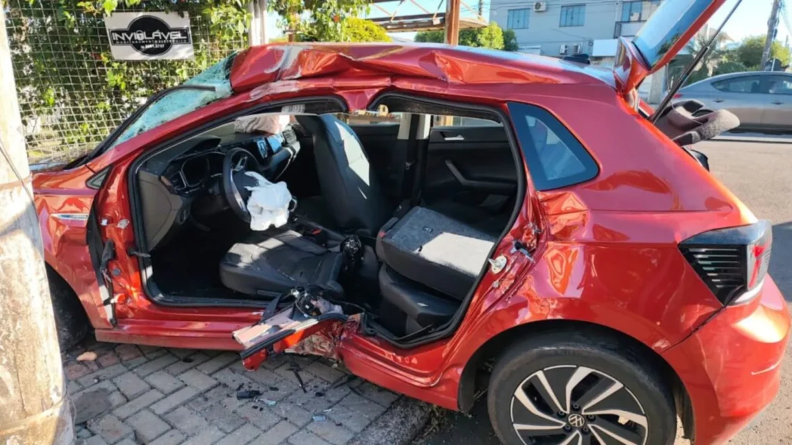 Motorista fica preso às ferragens após bater em muro e poste em SC