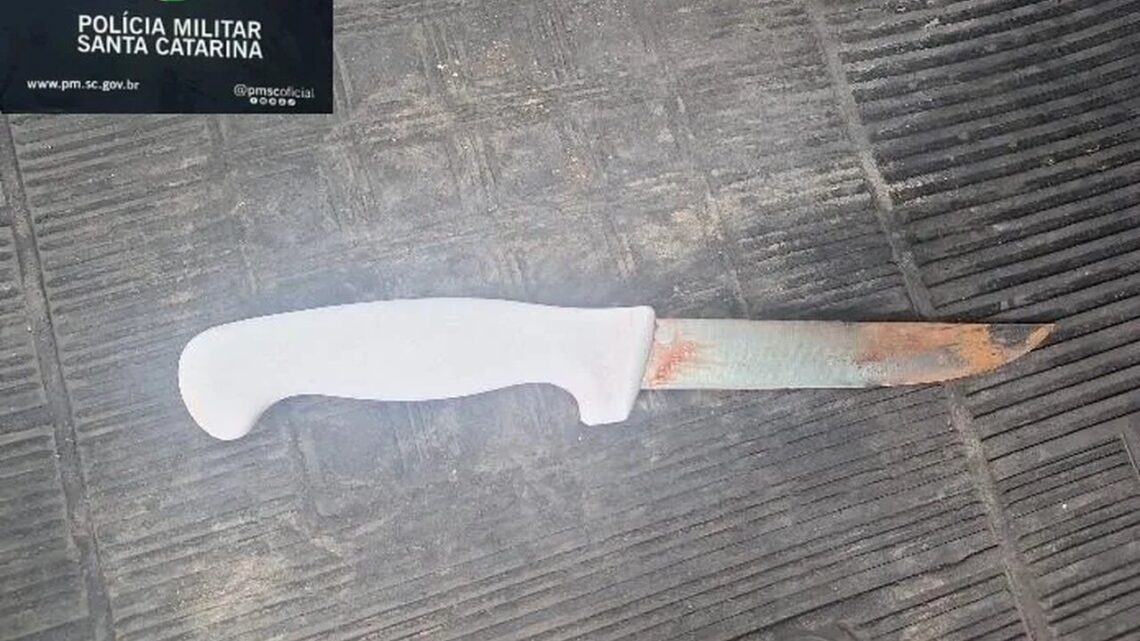 Mulher é morta pelo companheiro e filha pede ajuda a vizinhos em SC Mulher é morta pelo companheiro e filha pede ajuda a vizinhos em SC