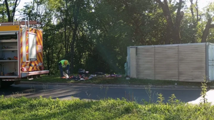 Mulher fica presa às ferragens após furgão tombar na BR-282