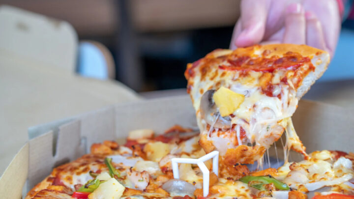 Mulher passa mal e morre após comer pizza