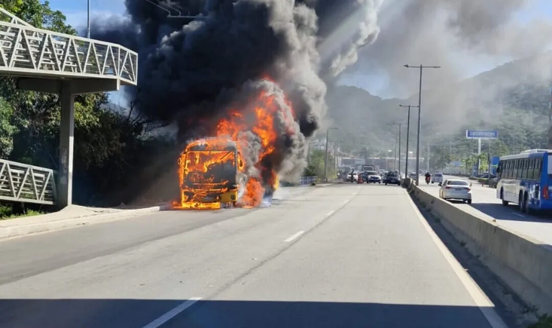 Motociclista morre após colisão com ônibus e incêndio em Florianópolis; veja o vídeo Motociclista morre após colisão com ônibus e incêndio em Florianópolis; veja o vídeo