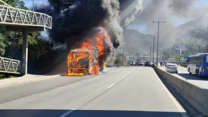 Motociclista morre após colisão com ônibus e incêndio em Florianópolis; veja o vídeo