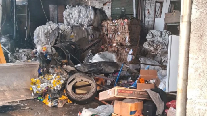 Incêndio de grandes proporções atinge galpão com material reciclável em SC