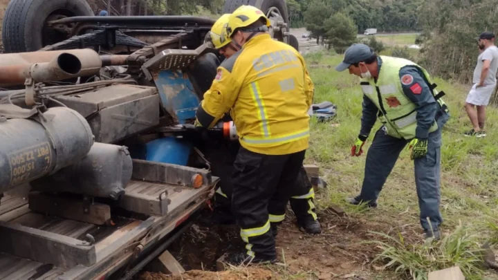 Motorista morre embaixo de caminhão na BR-282