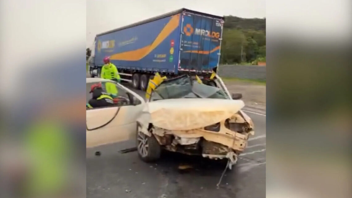 Carro ‘superlotado’ capota na BR-101 em SC; motorista estaria alcoolizado Carro ‘superlotado’ capota na BR-101 em SC; motorista estaria alcoolizado