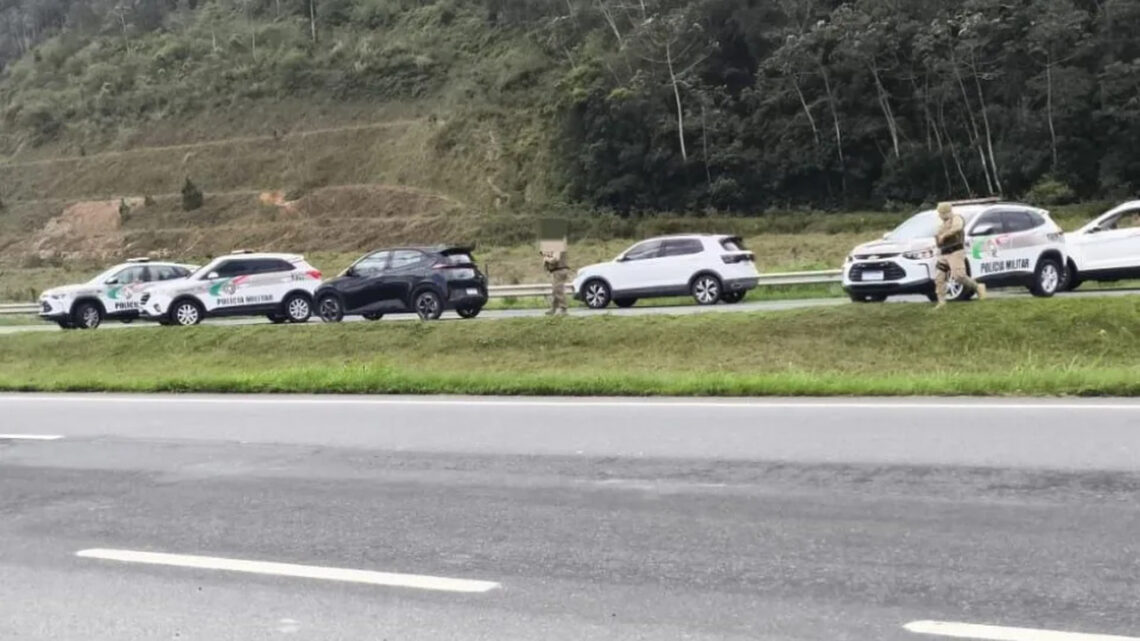 Homem morre em confronto com policiais na BR-470 em SC Homem morre em confronto com policiais na BR-470 em SC