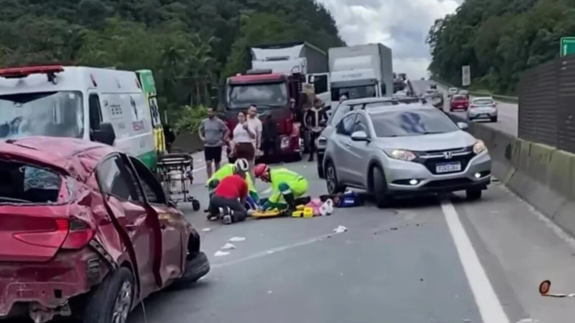 Mulher é ejetada de carro em grave capotamento na BR-101 em SC Mulher é ejetada de carro em grave capotamento na BR-101 em SC