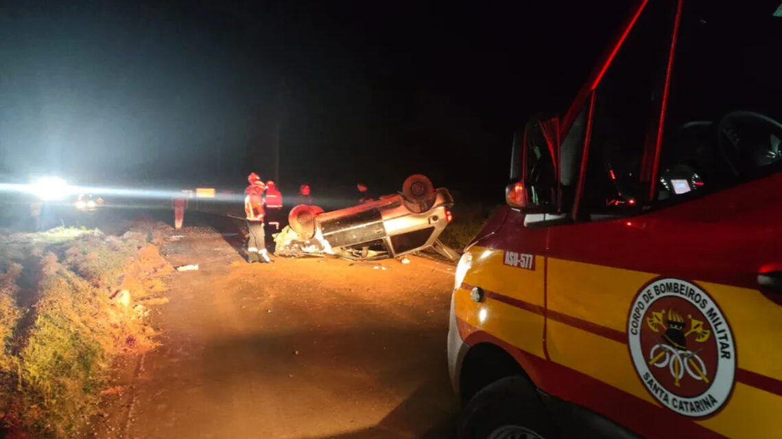 Carro capota com quatro ocupantes que fogem antes da chegada dos bombeiros em SC Carro capota com quatro ocupantes que fogem antes da chegada dos bombeiros em SC