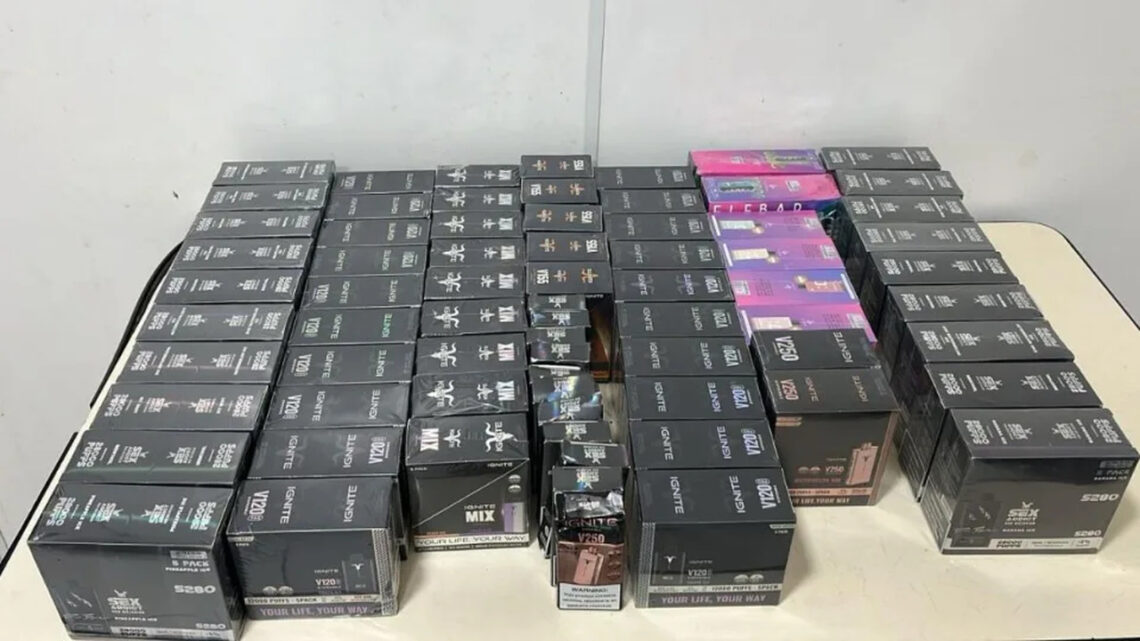 Jovem é preso em SC com mais de 300 cigarros eletrônicos em terminal rodoviário Jovem é preso em SC com mais de 300 cigarros eletrônicos em terminal rodoviário
