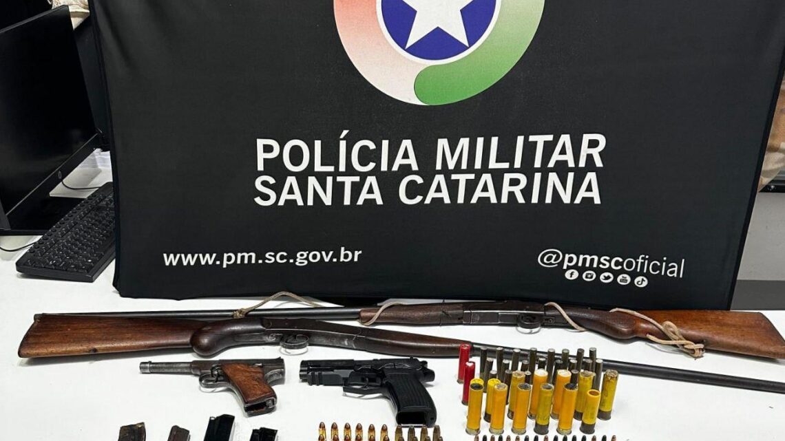 Polícia Militar apreende arsenal de armas e munições em residência no interior de Caxambu do Sul Polícia Militar apreende arsenal de armas e munições em residência no interior de Caxambu do Sul