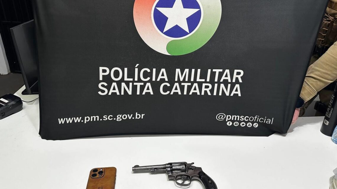 Homem é preso por ameaça e porte ilegal de arma de fogo em Chapecó Homem é preso por ameaça e porte ilegal de arma de fogo em Chapecó