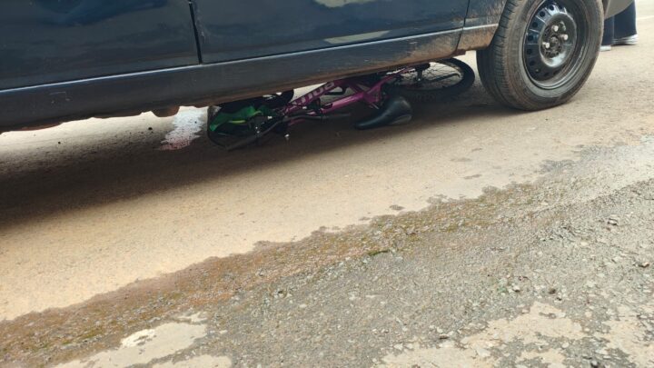 Ciclista é atropelada e arrastada por carro no centro de Irati