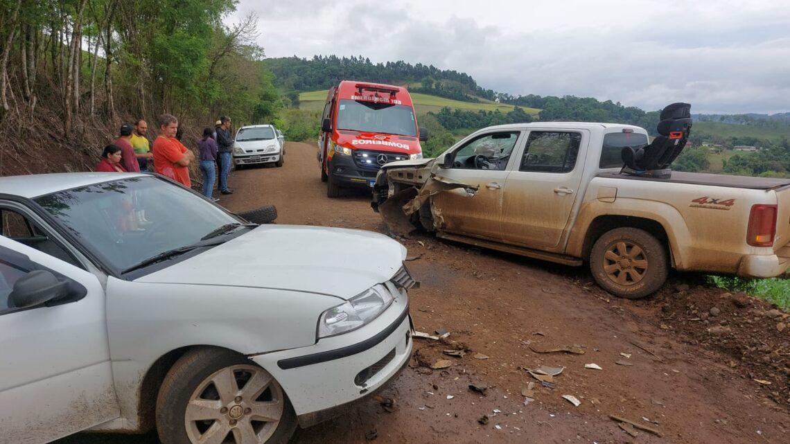 Acidente entre dois veículos deixa uma pessoa ferida em Quilombo