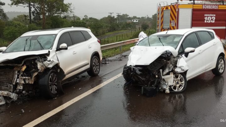 Colisão frontal envolvendo três veículos deixa feridos na BR-282 em Saudades; veja as imagens