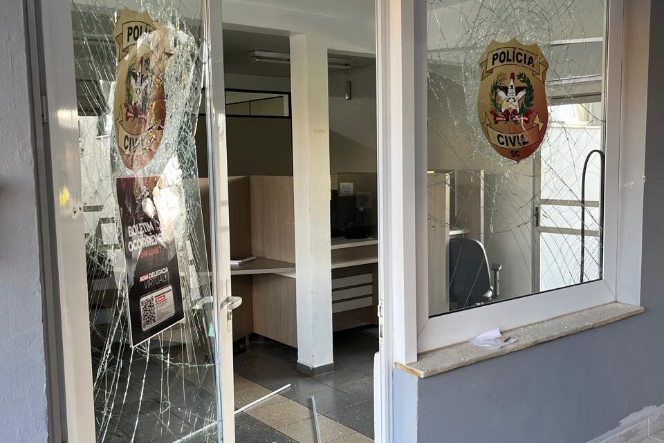 Jovem é preso em flagrante após depredar delegacia da Polícia Civil em Xanxerê Jovem é preso em flagrante após depredar delegacia da Polícia Civil em Xanxerê