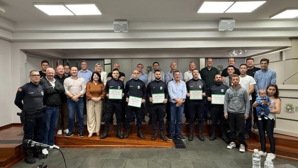 Guarda Municipal de Chapecó é homenageada por salvar criança engasgada