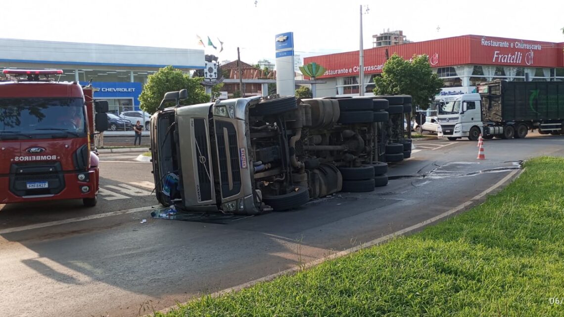 Carreta carregada com carne suína capota na BR-282 em Pinhalzinho Carreta carregada com carne suína capota na BR-282 em Pinhalzinho