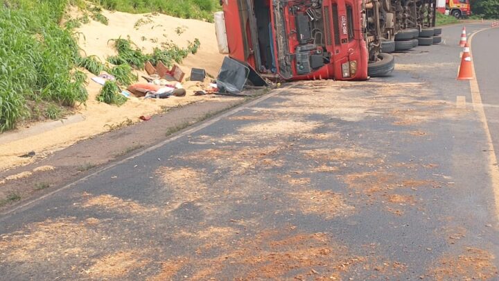 Caminhão tomba em trecho de serra e deixa duas pessoas feridas em Ouro Verde