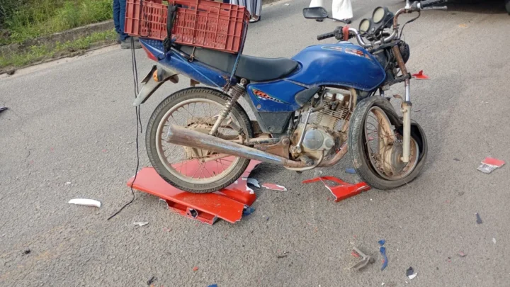 Acidente entre moto e caminhão deixa homem morto em SC