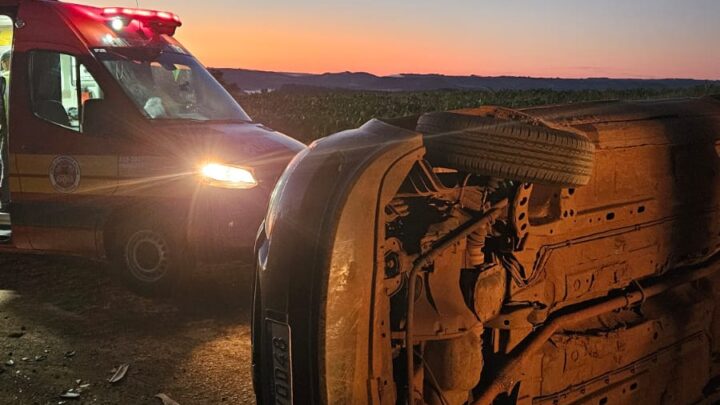 Mulher é encaminhada ao hospital após capotamento em Mondaí