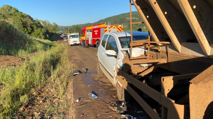 Colisão entre carro e caminhão deixa motorista ferido na SC-305 em São Lourenço do Oeste