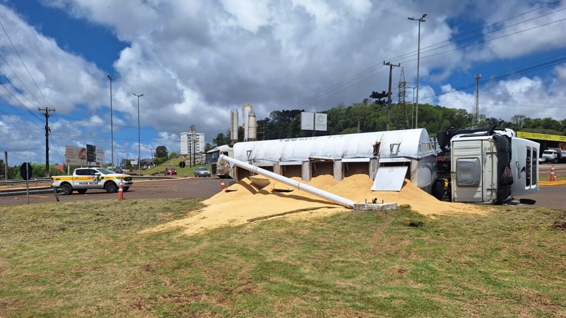 Caminhão tomba em rotatória da SC-480, em Xanxerê, e espalha carga de farelo de soja Caminhão tomba em rotatória da SC-480, em Xanxerê, e espalha carga de farelo de soja