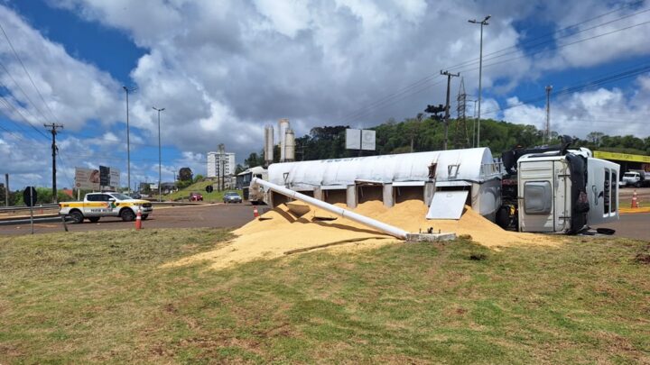 Caminhão tomba em rotatória da SC-480, em Xanxerê, e espalha carga de farelo de soja