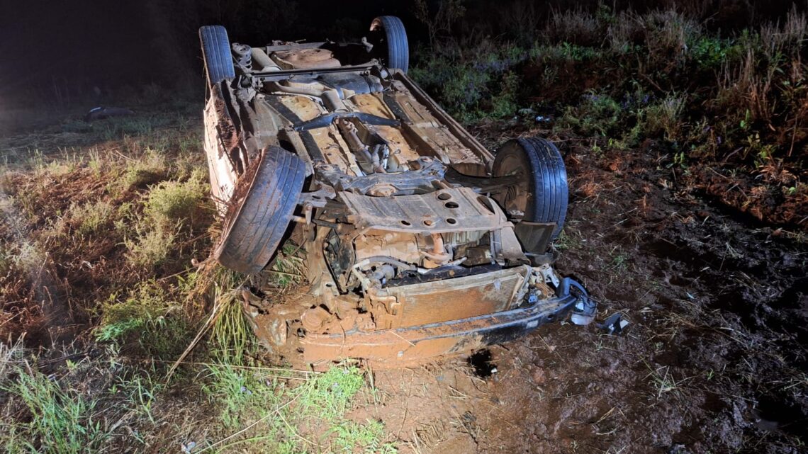 Motorista fica ferido após capotamento na SC-480 em Ipuaçu Motorista fica ferido após capotamento na SC-480 em Ipuaçu