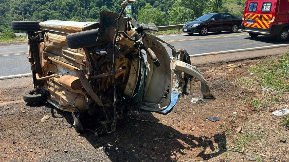 Colisão frontal entre caminhão e carro deixa um morto na SC-157 em Coronel Freitas; veja o vídeo Colisão frontal entre caminhão e carro deixa um morto na SC-157 em Coronel Freitas; veja o vídeo
