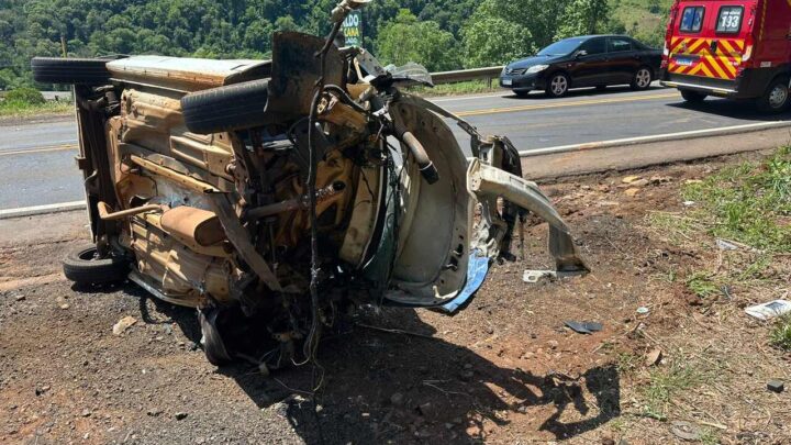 Colisão frontal entre caminhão e carro deixa um morto na SC-157 em Coronel Freitas; veja o vídeo