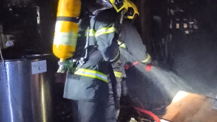 Incêndio destrói parte de galpão agrícola no interior de Mondaí