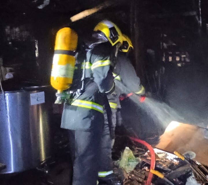 Incêndio destrói parte de galpão agrícola no interior de Mondaí Incêndio destrói parte de galpão agrícola no interior de Mondaí