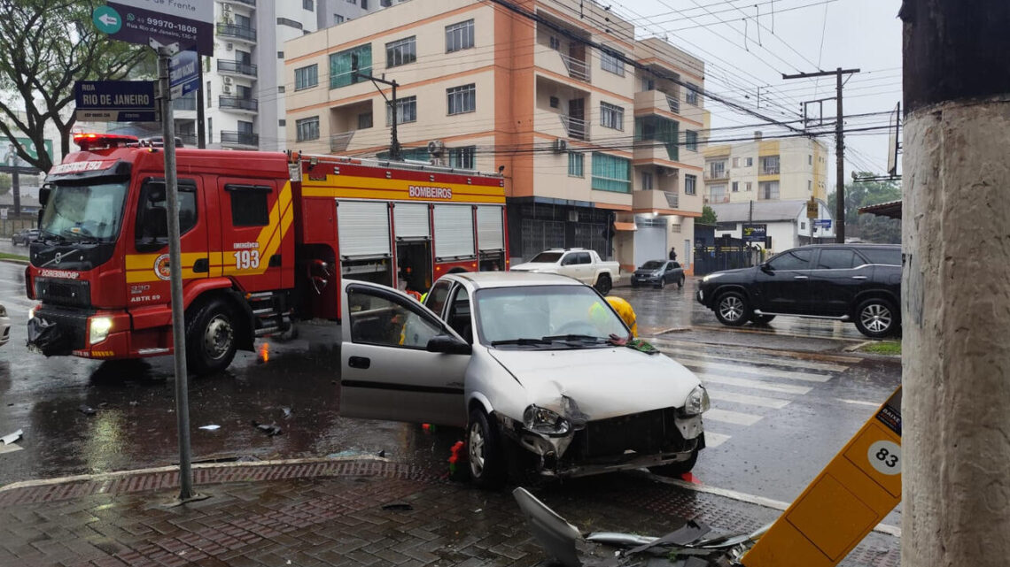Condutor é resgatado com diversos ferimentos após colisão no centro de Chapecó Condutor é resgatado com diversos ferimentos após colisão no centro de Chapecó