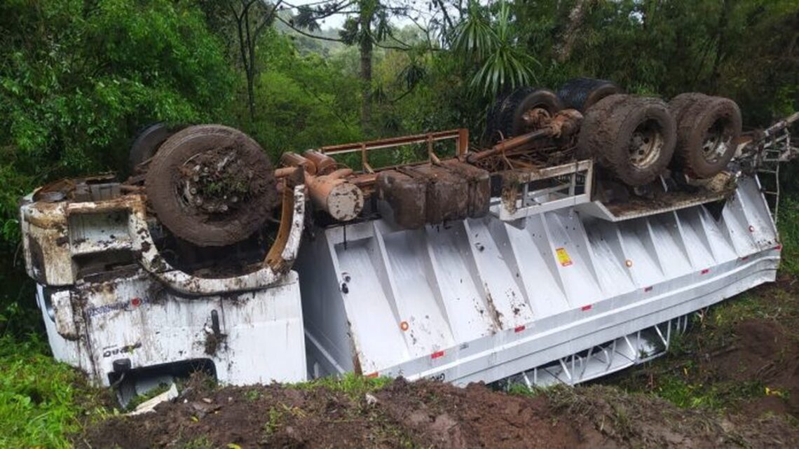 Acidente grave com caminhão graneleiro na BR-282 em Catanduvas Acidente grave com caminhão graneleiro na BR-282 em Catanduvas