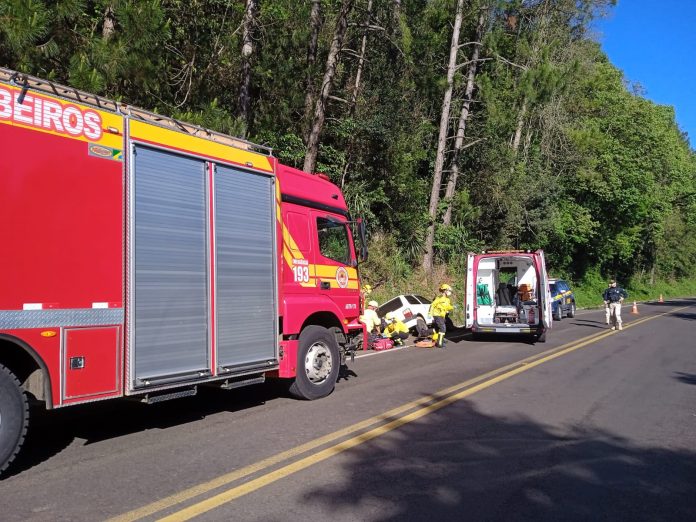 Condutor de Fiat/Uno fica ferido em saída de pista na BR-282 em Catanduvas