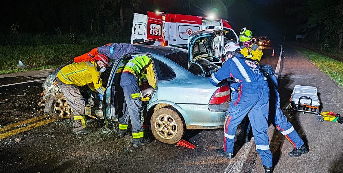 Grave acidente deixa homem fica preso às ferragens na BR-282 em Chapecó; veja o vídeo Grave acidente deixa homem fica preso às ferragens na BR-282 em Chapecó; veja o vídeo