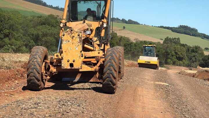 Administração municipal mantém oito frentes de trabalho para melhorias nas estradas do município de Xanxerê