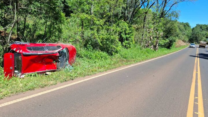 Motorista sofre ferimentos leves após capotamento na SC-480 em Ipuaçu
