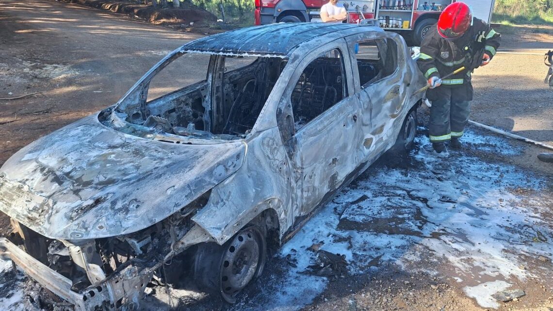 Veículo pega fogo na SC-350 em Caçador; motorista não se fere Veículo pega fogo na SC-350 em Caçador; motorista não se fere