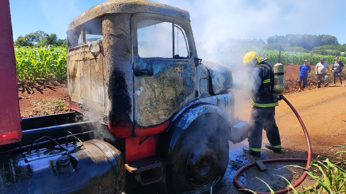 Cabine de caminhão é destruída por incêndio em Pinhalzinho Cabine de caminhão é destruída por incêndio em Pinhalzinho