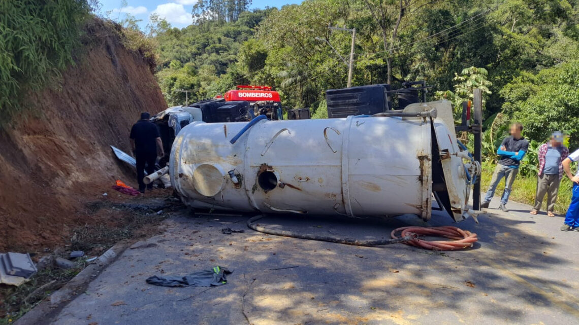 CBMSC resgata motorista preso em ferragens após capotamento em Antônio Carlos CBMSC resgata motorista preso em ferragens após capotamento em Antônio Carlos