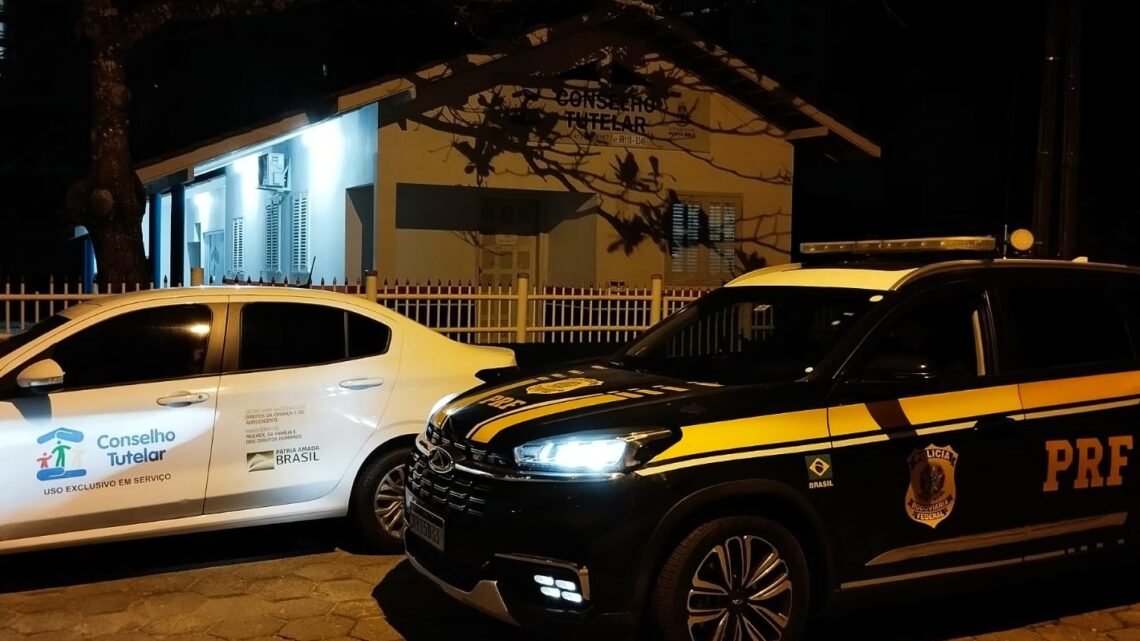 Criança de 8 anos é expulsa de casa e encontrada caminhando sozinha na BR-101 Criança de 8 anos é expulsa de casa e encontrada caminhando sozinha na BR-101