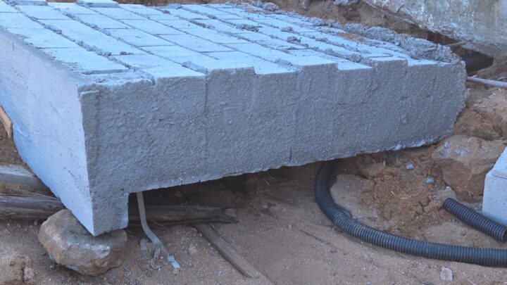 Homem fica gravemente ferido após queda de muro em obra em SC