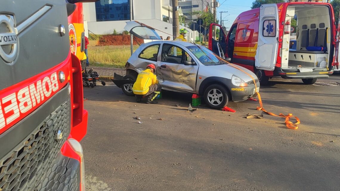 Mulher fica ferida em colisão entre dois carros no centro de Chapecó Mulher fica ferida em colisão entre dois carros no centro de Chapecó