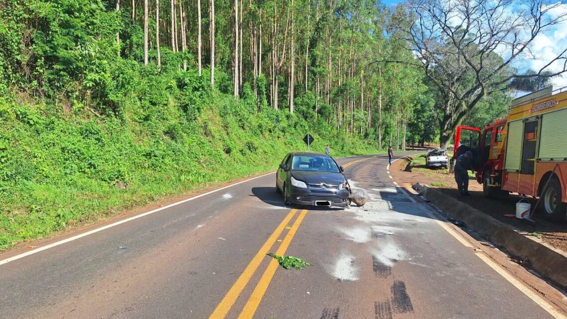 Colisão frontal deixa dois motoristas feridos na SC-283 em Planalto Alegre Colisão frontal deixa dois motoristas feridos na SC-283 em Planalto Alegre