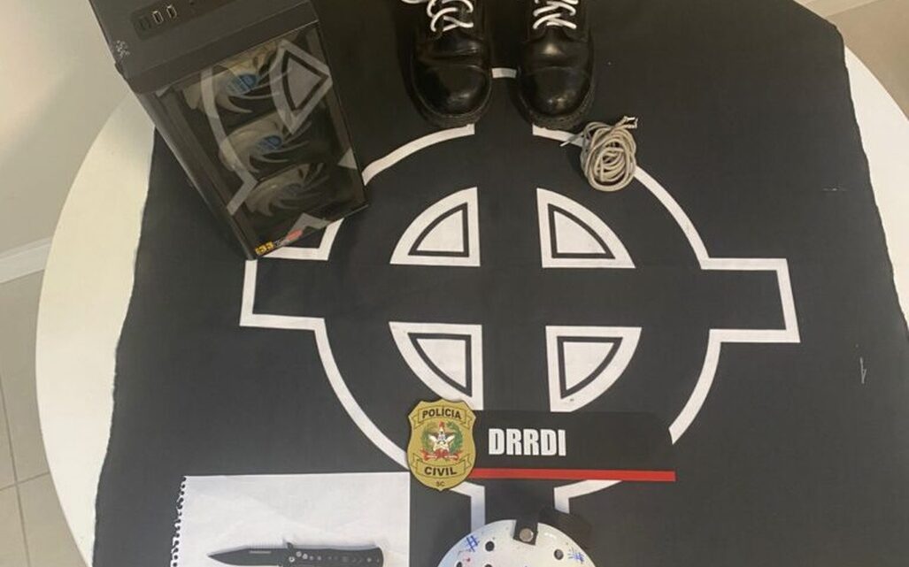 Polícia Civil de SC apreende símbolos de apologia ao nazismo com adolescente Polícia Civil de SC apreende símbolos de apologia ao nazismo com adolescente
